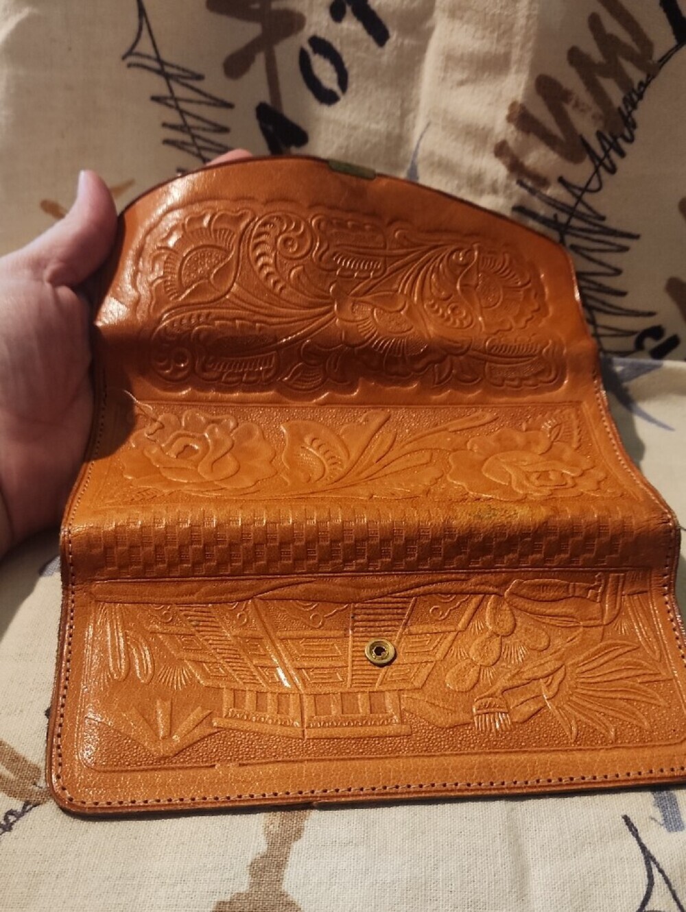 Vintage Mexican Embossed Tan Leather Wallet - Floral Design - Picture 4 of 6